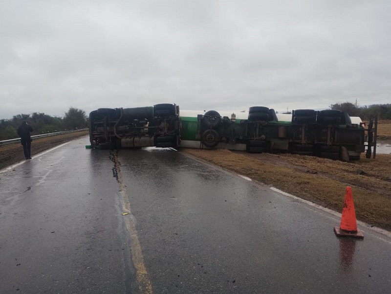 Vuelco de un camión a la altura de la localidad de Arrufó
